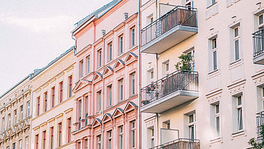 Blick in eine Straße mit Altbauten einer Großstadt